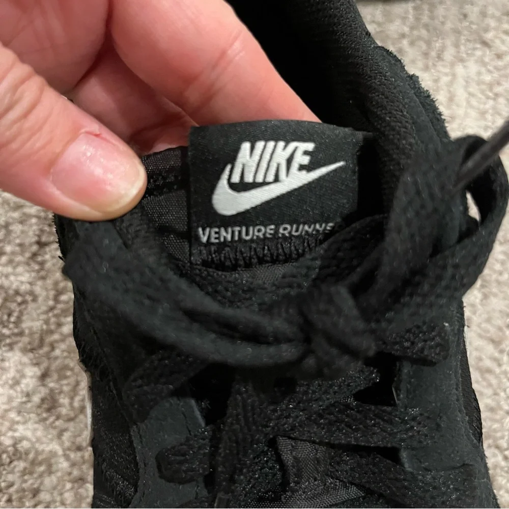 NIKE Sneakers Men’s 11 Black and White Venture Runner NWOT